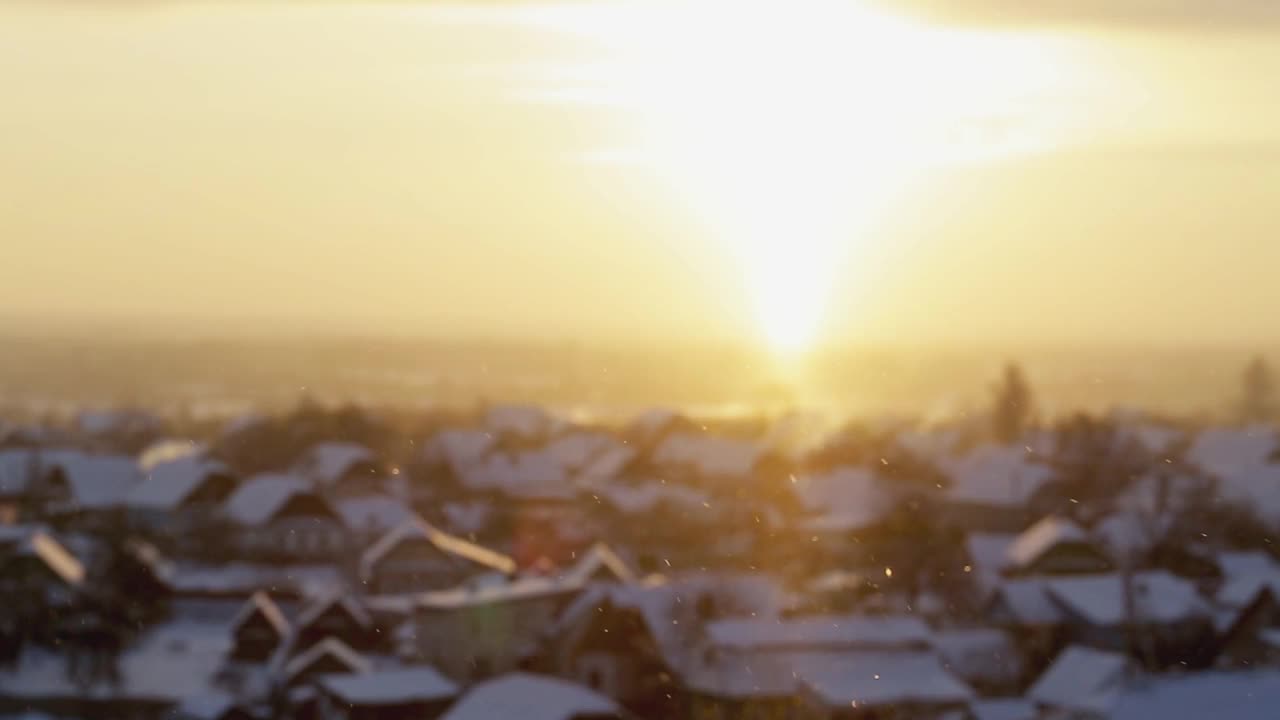 雪灾背景下的村庄和橙色的黎明。村庄里霜冻的早晨。文本复制空间视频素材