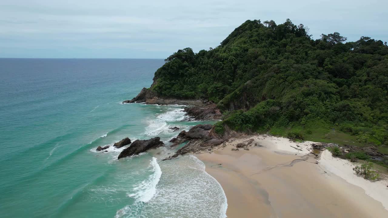 无人机在泰国攀牙岛的海上和海滩上空飞行视频素材