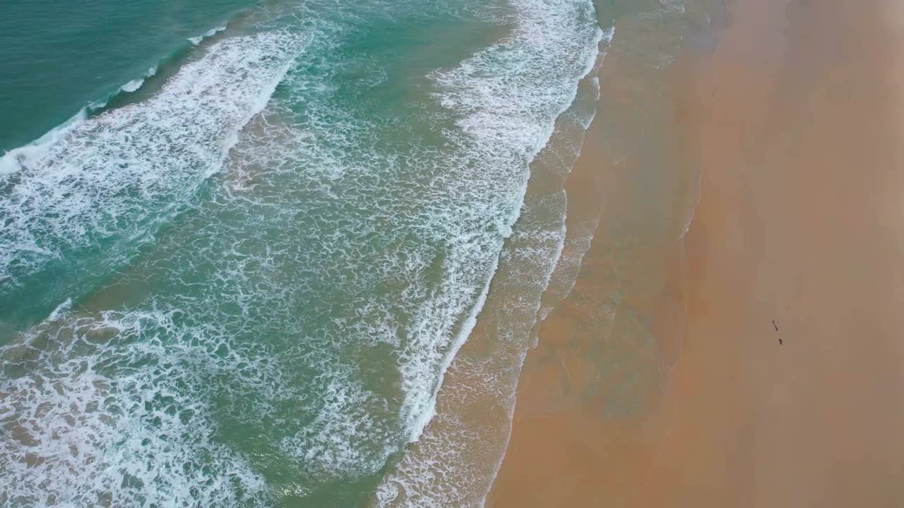 海浪从空中拍打着海滩的景色视频素材