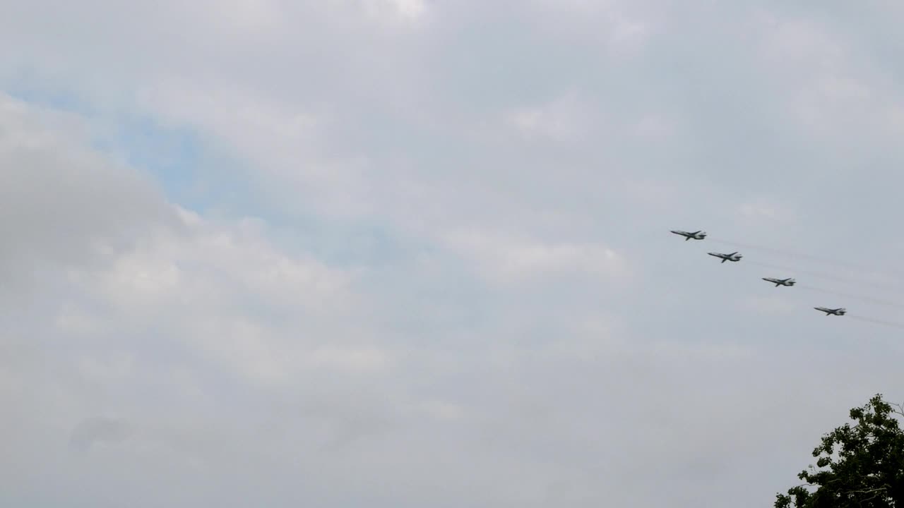 四架军机列队在城市上空高高地飞行。空军游行。视频素材