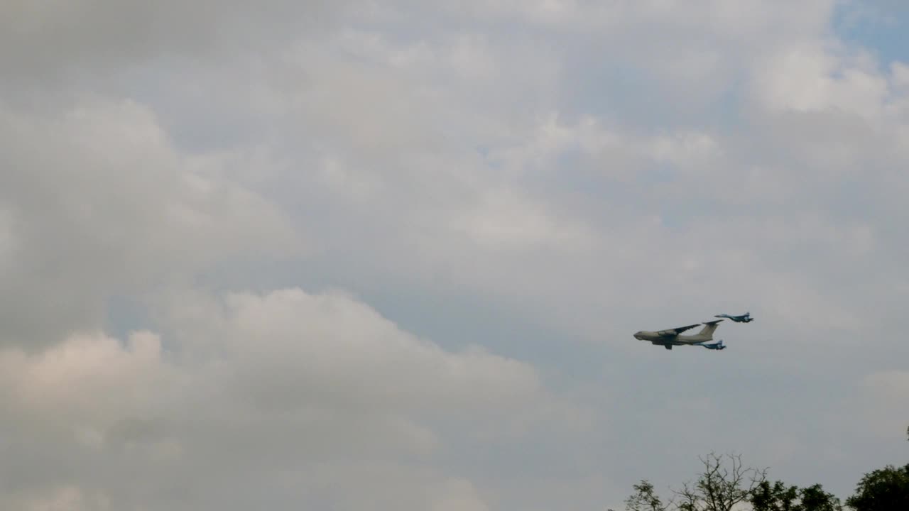 三架军机列队在城市上空高高地飞行。空军游行。视频素材