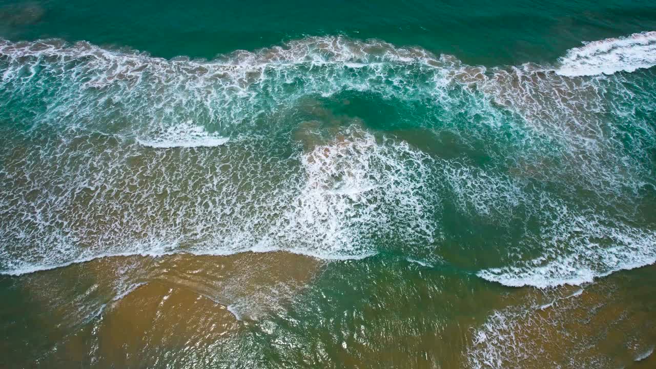 海浪从空中拍打着海滩的景色视频素材