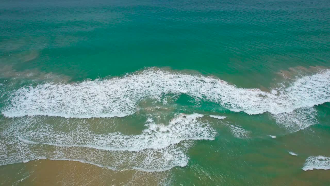 海浪从空中拍打着海滩的景色视频素材