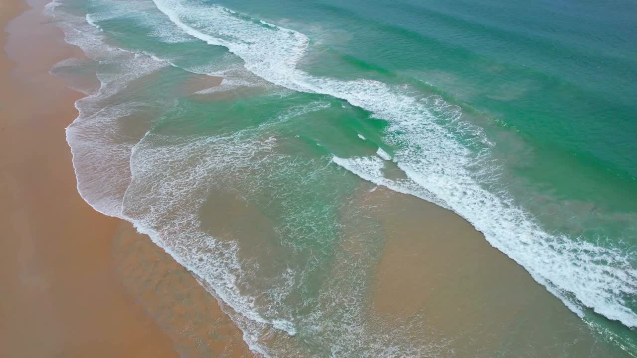 海浪从空中拍打着海滩的景色视频素材