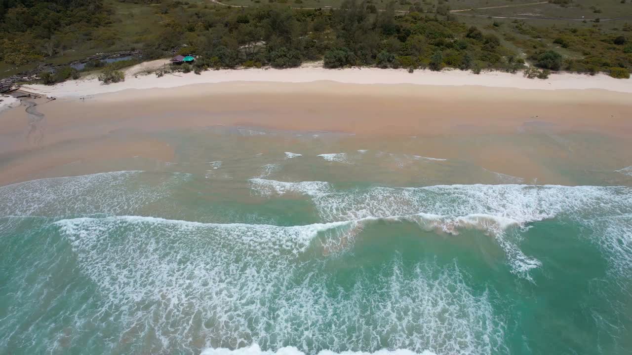 无人机在泰国攀牙岛的海上和海滩上空飞行视频素材