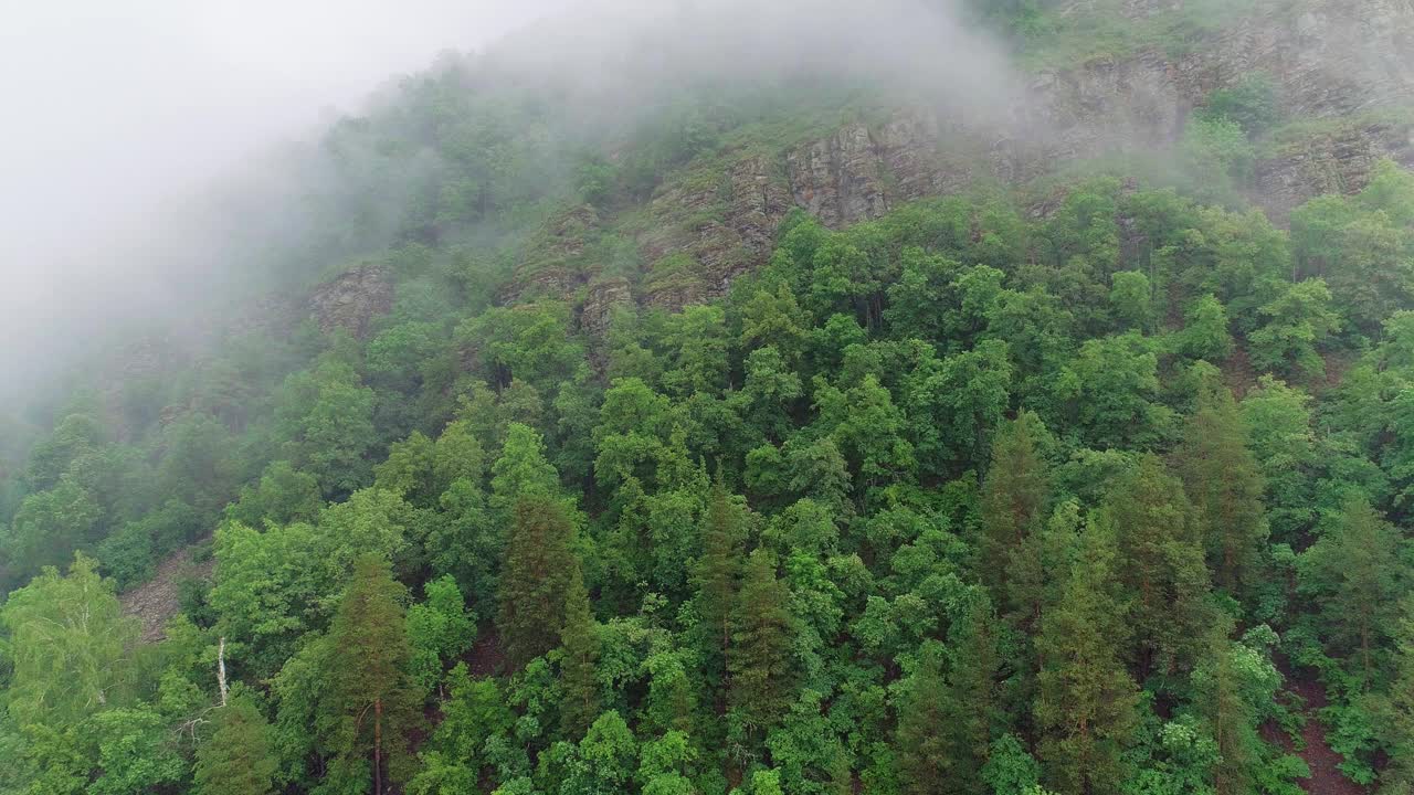 云朵，山脉，森林和山河的航拍视频视频素材