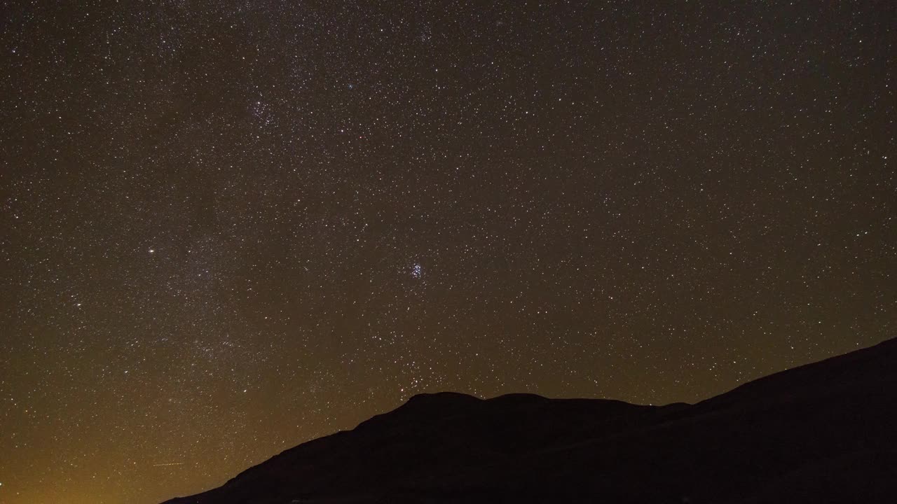 在法国比利牛斯山脉的山景下，昴宿星和猎户座随着月亮升起在夜空中移动视频素材