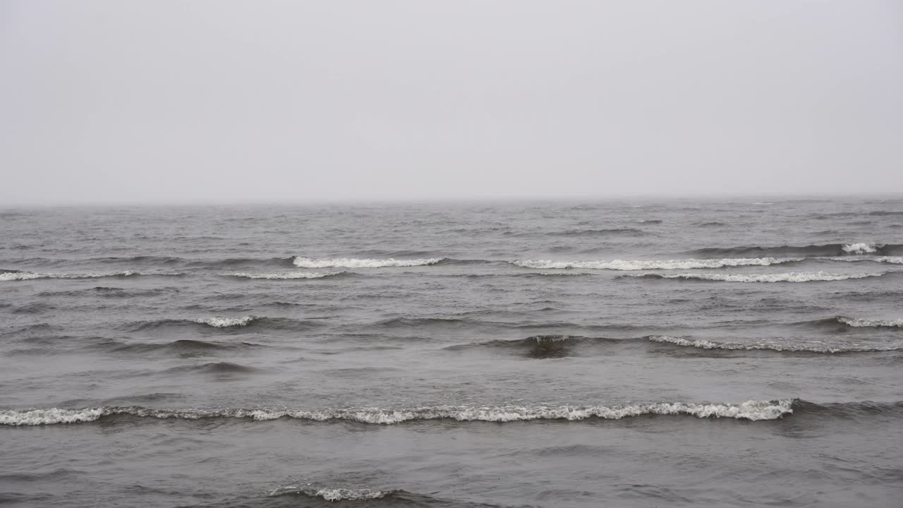 海洋在多云的天气背景。灰色的天空和阴沉的海岸景观的水。视频素材