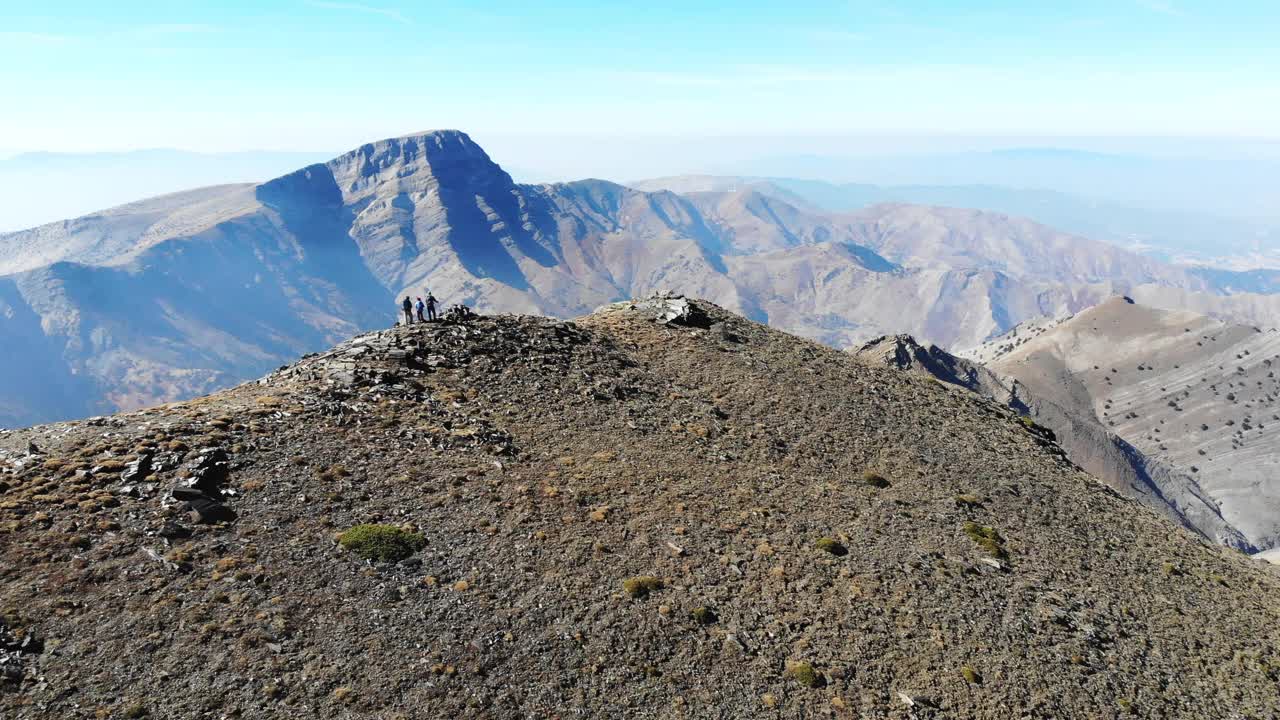 无人机拍摄的成功登山队正在攀登山脊的山顶。视频素材