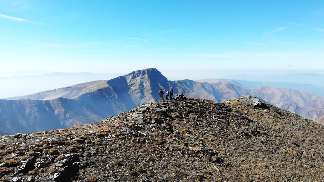 无人机拍摄的成功登山队正在攀登山脊的山顶。视频素材