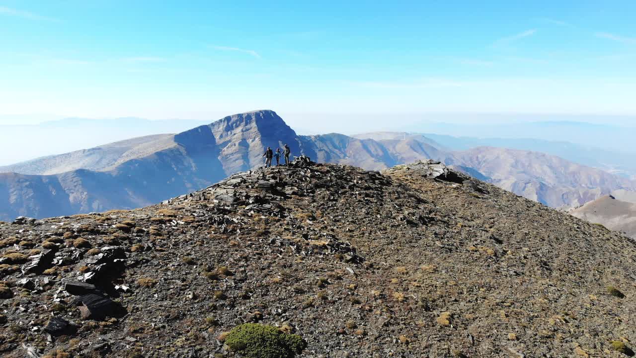 无人机拍摄的成功登山队正在攀登山脊的山顶。视频素材