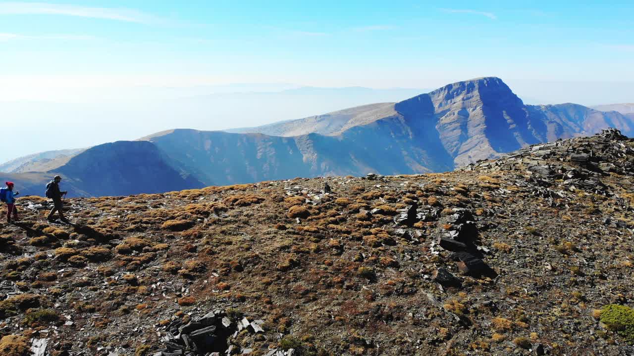 无人机拍摄的成功登山队正在攀登山脊的山顶。视频素材