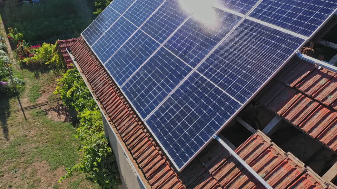 屋顶安装太阳能电池板视频素材