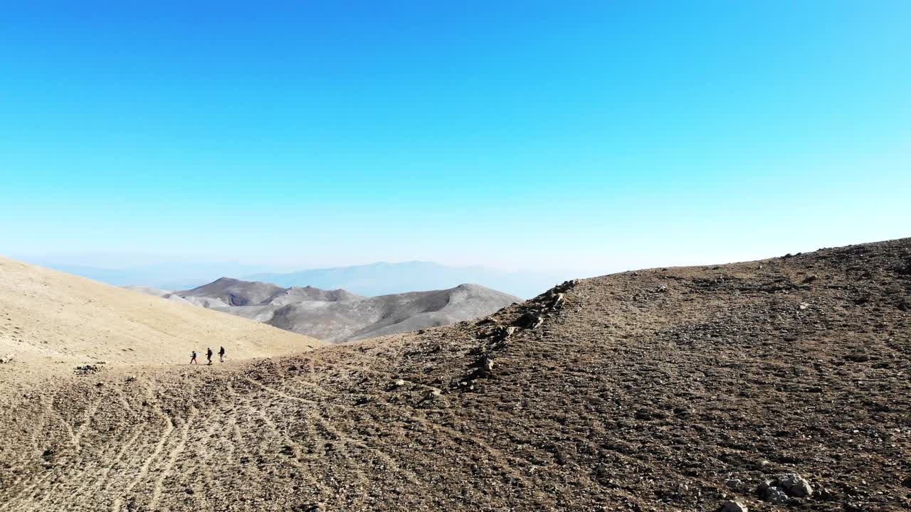 无人机拍摄的成功登山队正在攀登山脊的山顶。视频素材