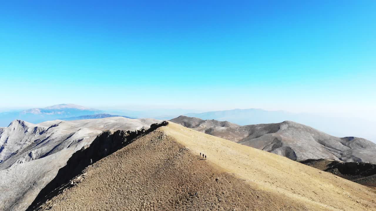 无人机拍摄的成功登山队正在攀登山脊的山顶。视频素材