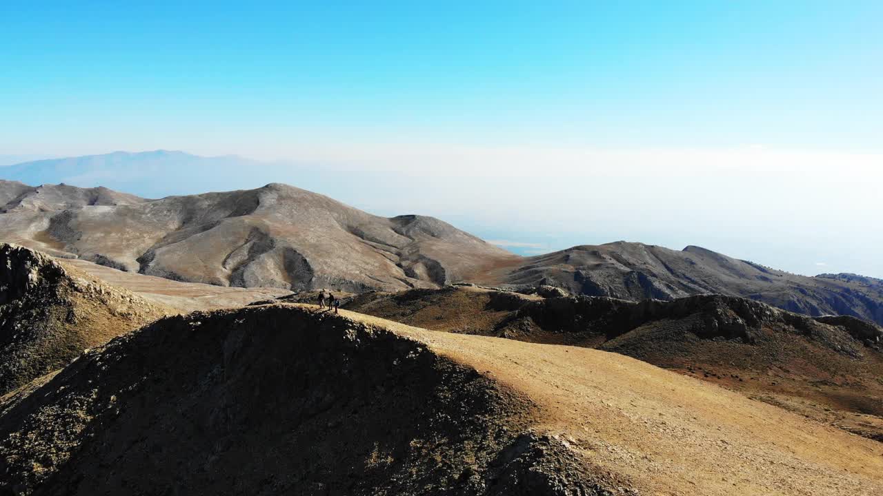 无人机拍摄的成功登山队正在攀登山脊的山顶。视频素材