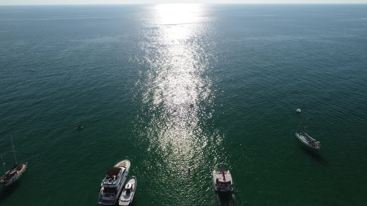 鸟瞰海景与清澈蔚蓝的大海和岩石海岸。游艇在岩石背景下美丽的泻湖上。夏季旅游和度假的理想目的地的概念视频素材