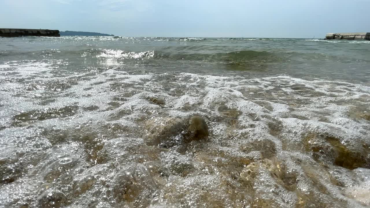 海滩和海浪，特写视频素材