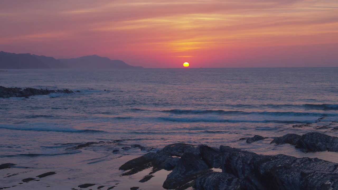 海边五彩缤纷的日落地平线视频素材