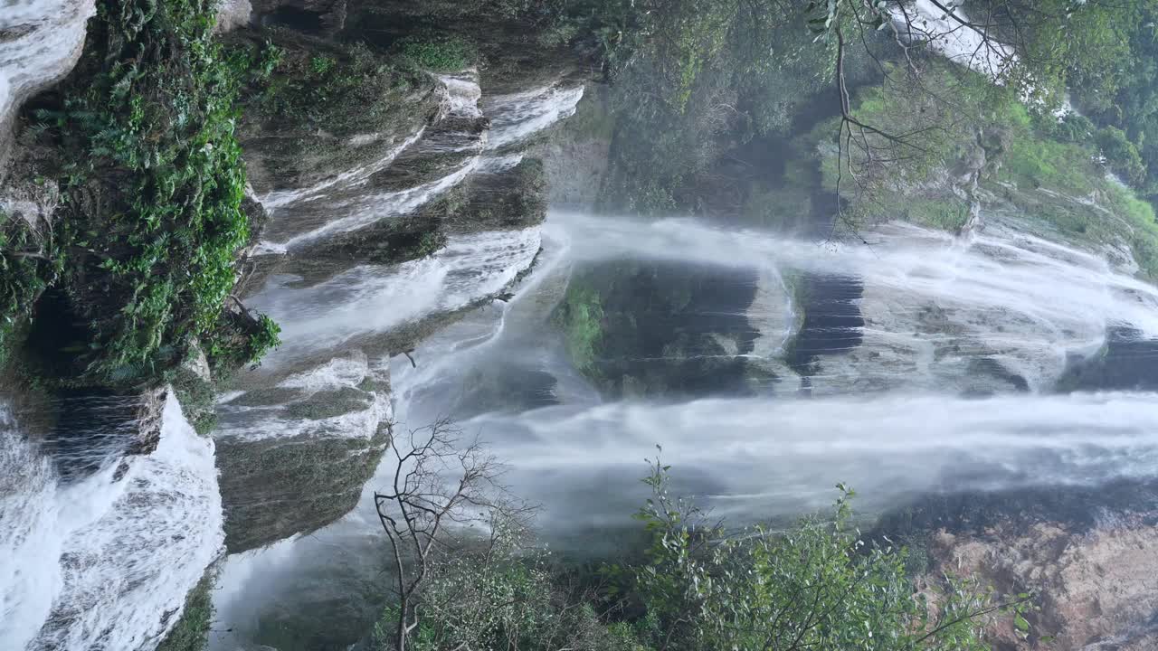 国家公园热带雨林中的四面瀑布(Erawan waterfall)， 7层，水流穿过天然的石头视频素材