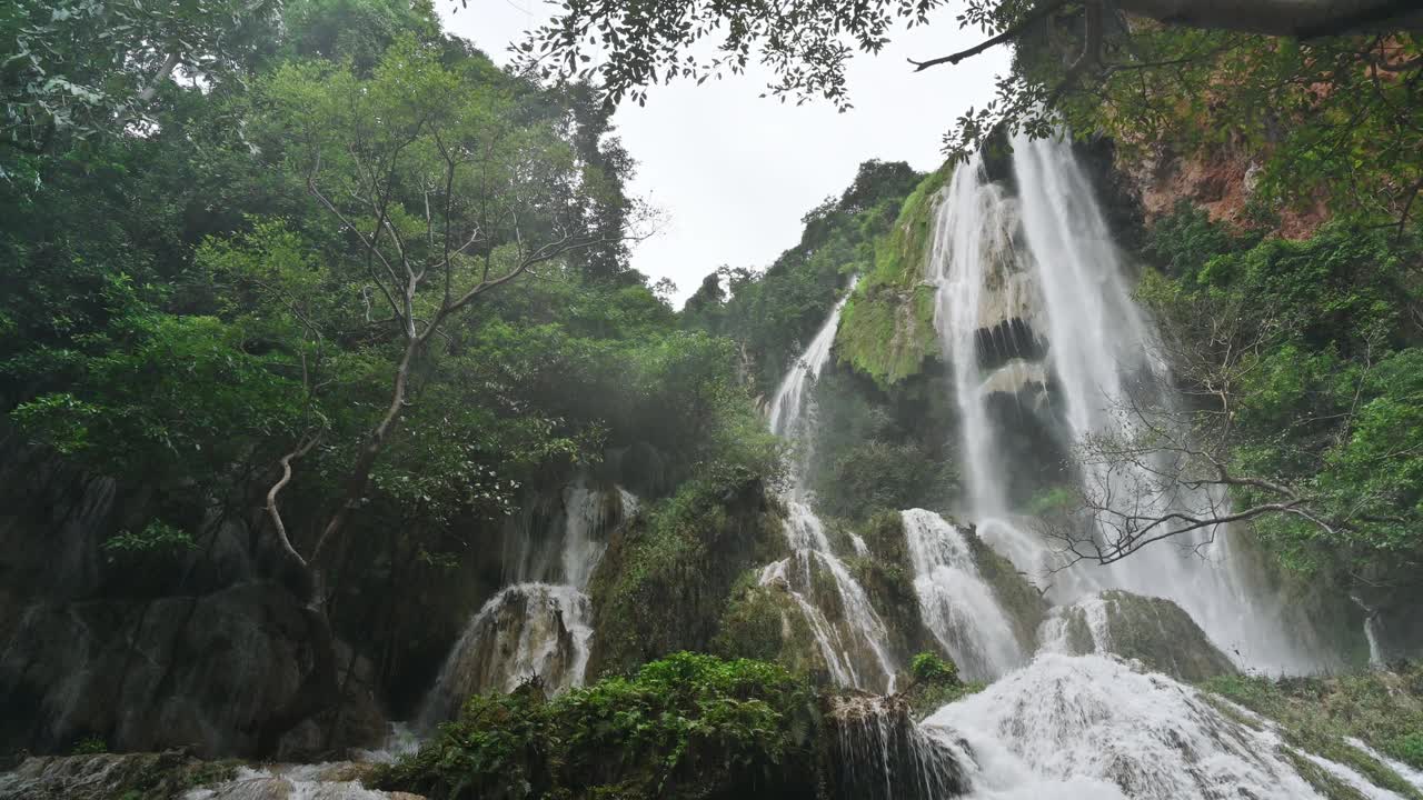 国家公园热带雨林中的四面瀑布(Erawan waterfall)， 7层，水流穿过天然的石头视频素材