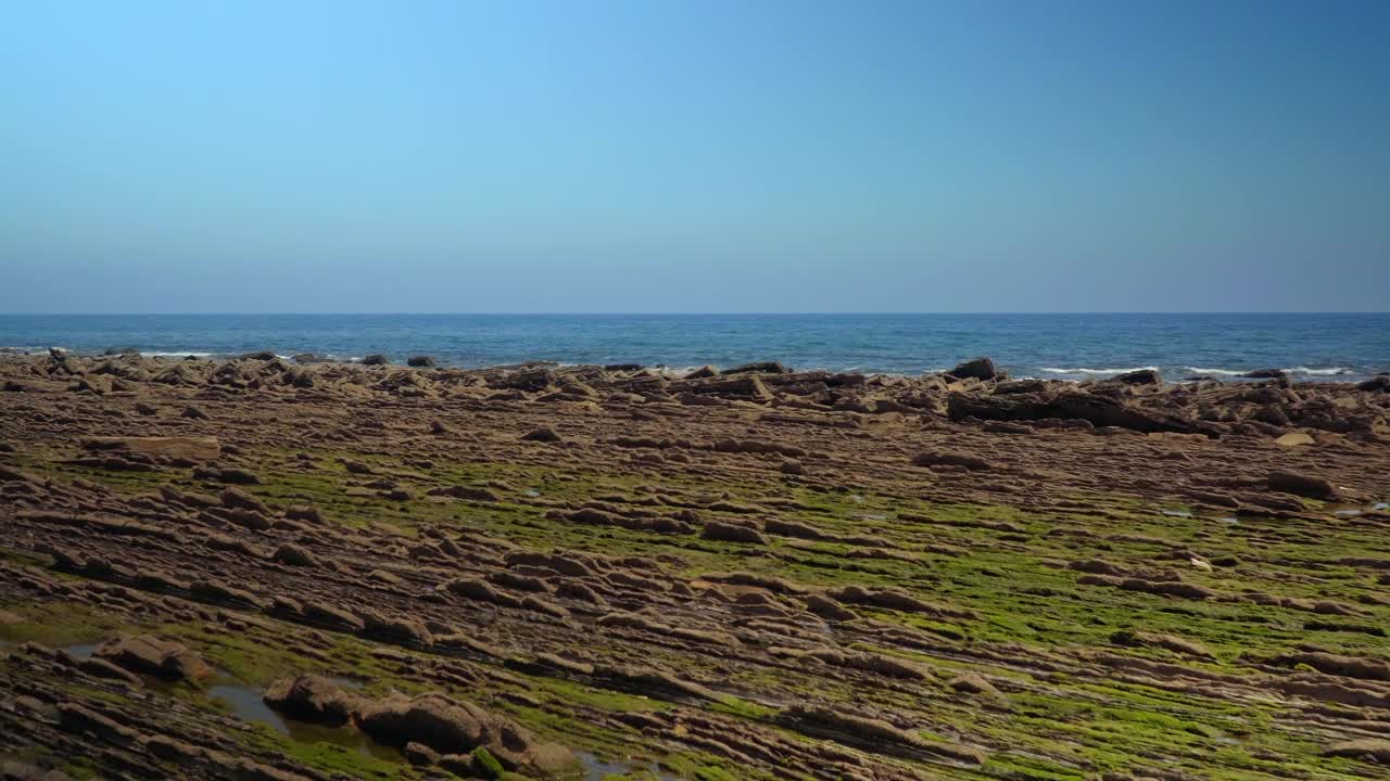 在海岸用起重机卸下岩石视频素材