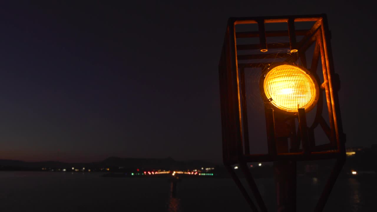 一架飞机在夜间降落在水面上。视频素材