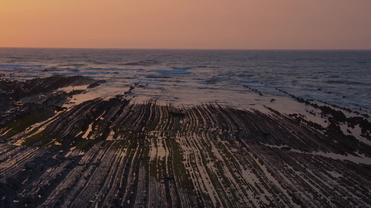 地质构造景观在黄昏时分的海洋视频素材