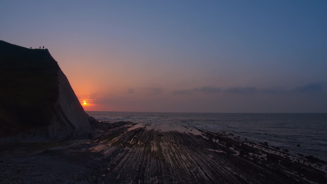 黄昏时海洋旁的地质构造景观视频素材