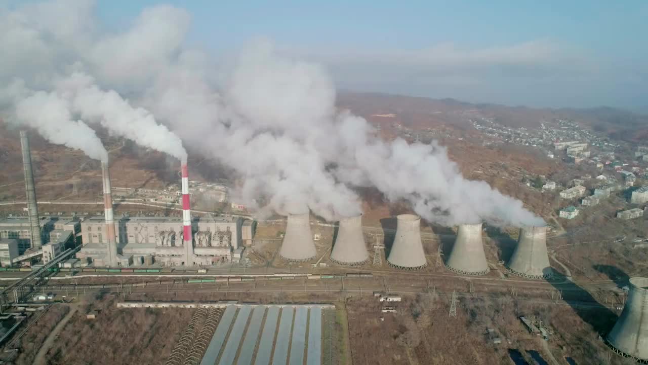 俯瞰工业区的管道，浓烟滚滚。浓烟滚滚。火力发电厂管道、空气污染。视频素材