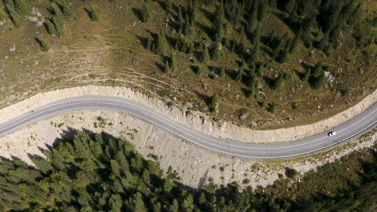 鸟瞰图车辆汽车行驶在蜿蜒的公路在山区视频素材