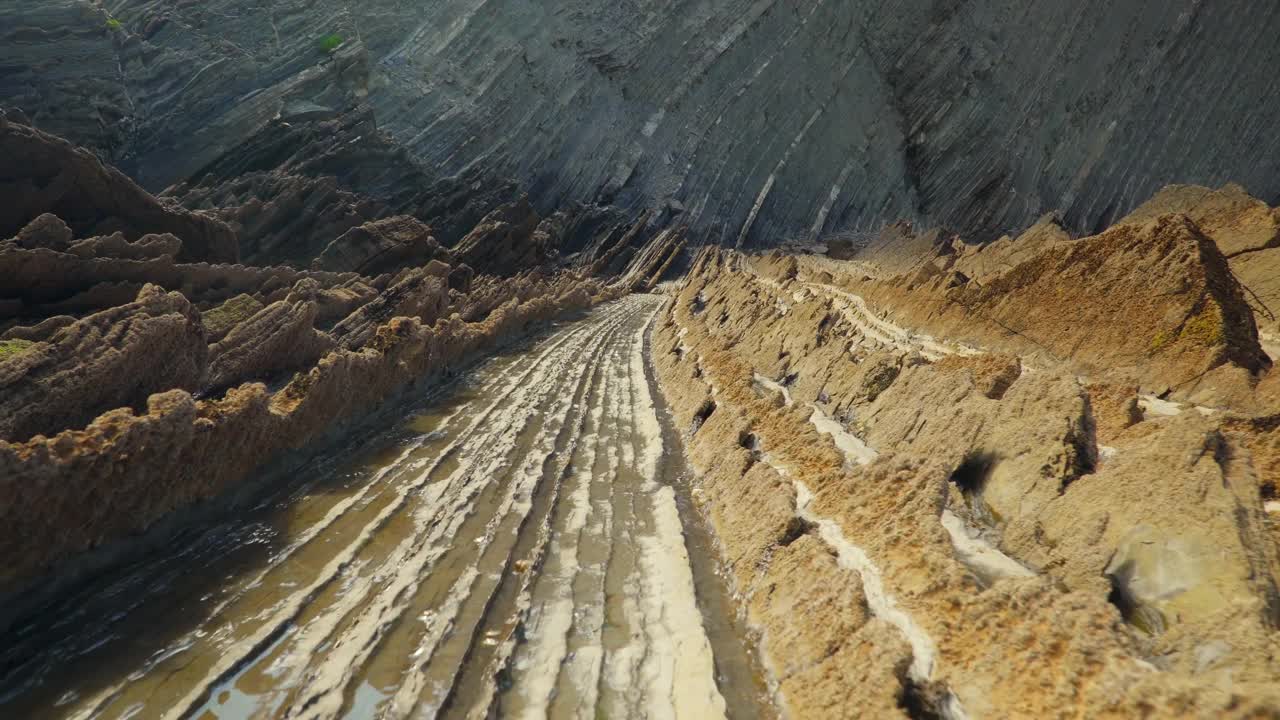 低镜头在岩层中移动视频素材