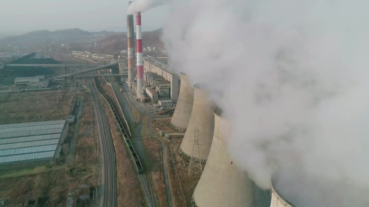 俯瞰工业区的管道，浓烟滚滚。浓烟滚滚。火力发电厂管道、空气污染。视频素材