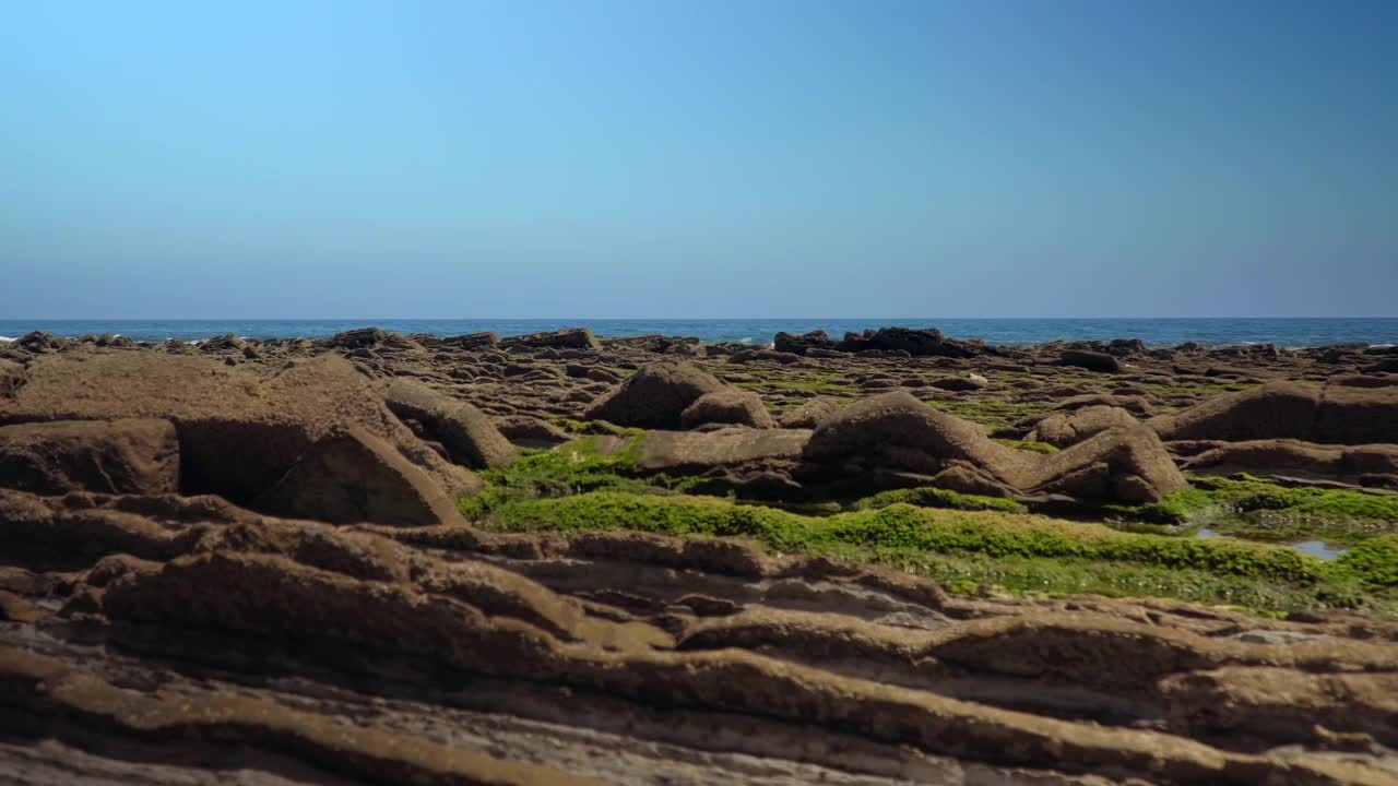 海岸地质构造的软吊车抬升视频素材