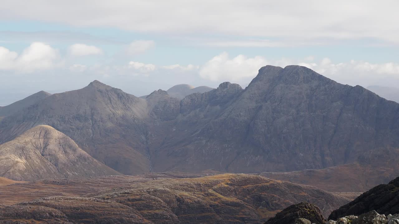 Sgurr Dearg在英国苏格兰Skye岛的Cuillin山脊上，望向Blaven。视频素材