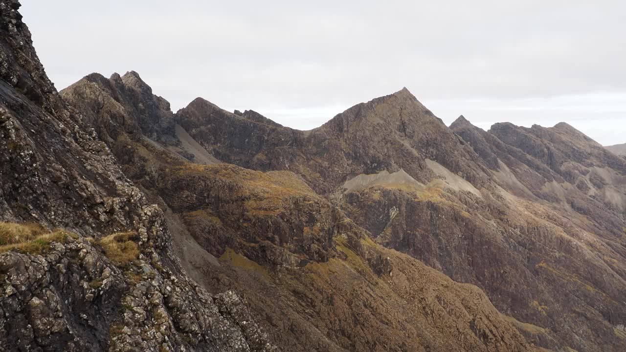 英国苏格兰Skye岛cuilin Ridge上Sgurr Dearg的Bruach na Frithe, Am Bhasteir和Sgurr nan Gillean。视频素材