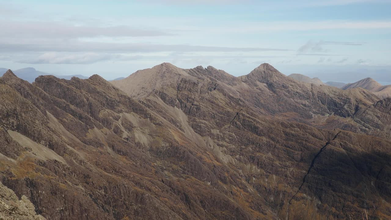 望向Sgurr nan Gillean和Am Bhasteir om Sgurr Dearg在Cuillin山脊，skye岛，英国，苏格兰。视频素材