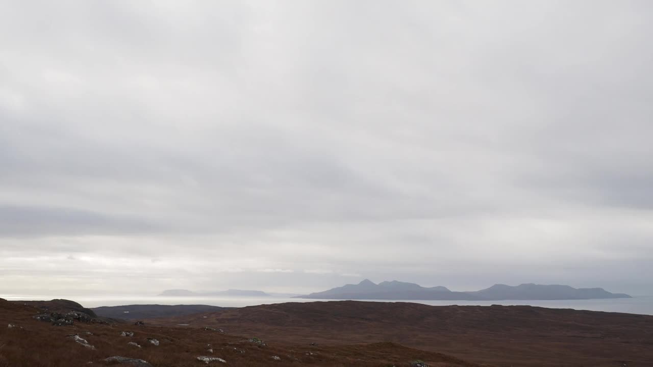 英国苏格兰斯凯岛库林山脊上的Sgurr Dearg俯瞰着朗姆岛。视频素材