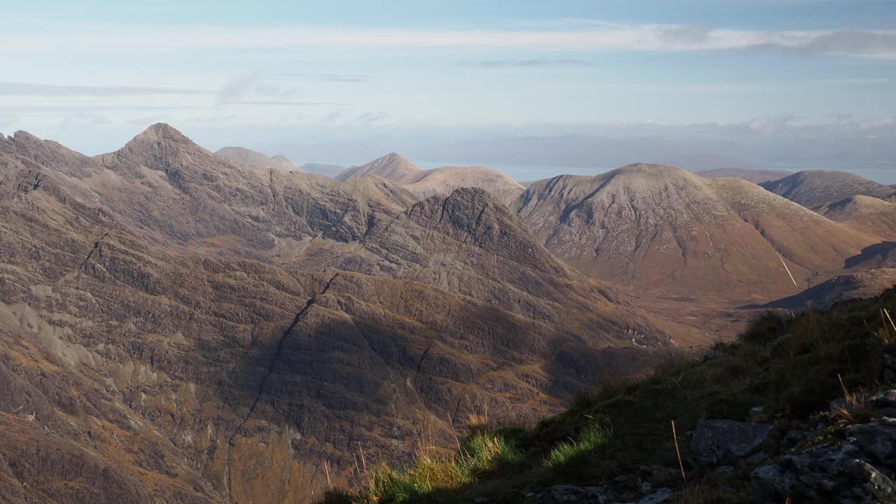 望向Sgurr nan Gillean和Am Bhasteir om Sgurr Dearg在Cuillin山脊，skye岛，英国，苏格兰。视频素材