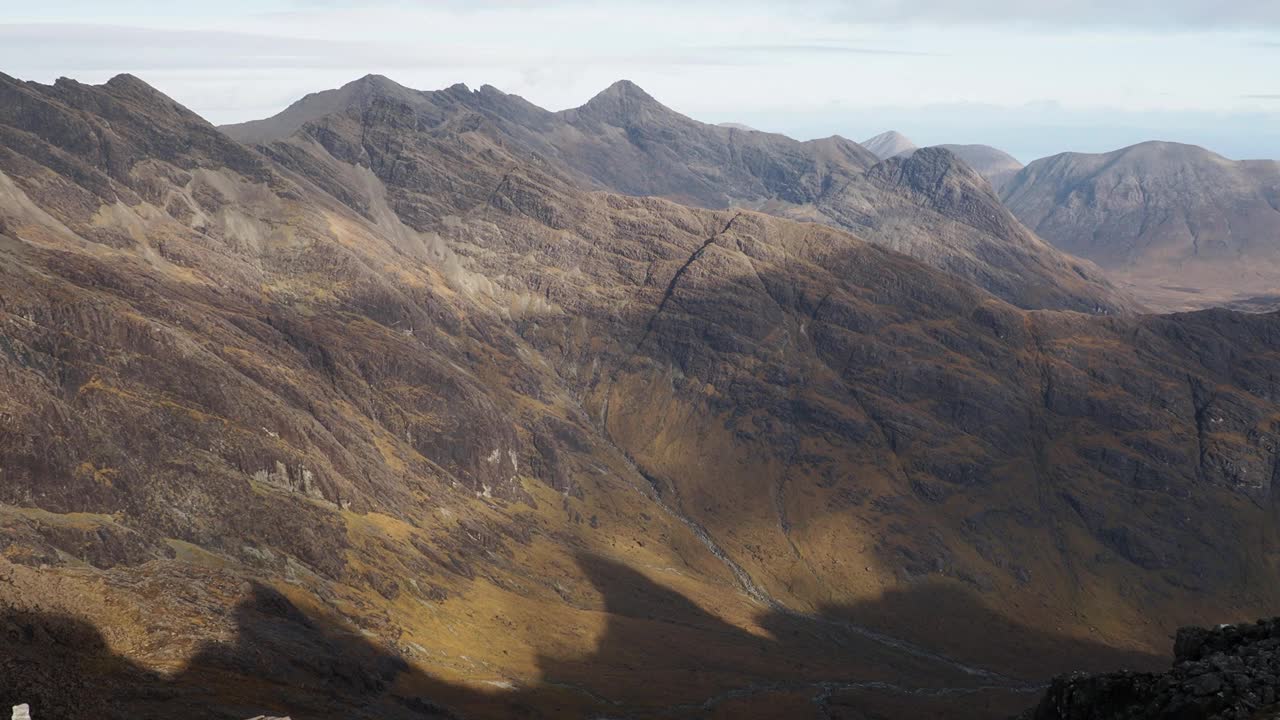 英国苏格兰Skye岛cuilin Ridge上Sgurr Dearg的Bruach na Frithe, Am Bhasteir和Sgurr nan Gillean。视频素材