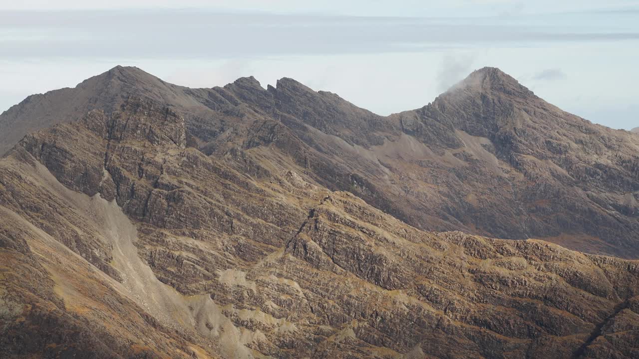 英国苏格兰Skye岛cuilin Ridge上Sgurr Dearg的Bruach na Frithe, Am Bhasteir和Sgurr nan Gillean。视频素材