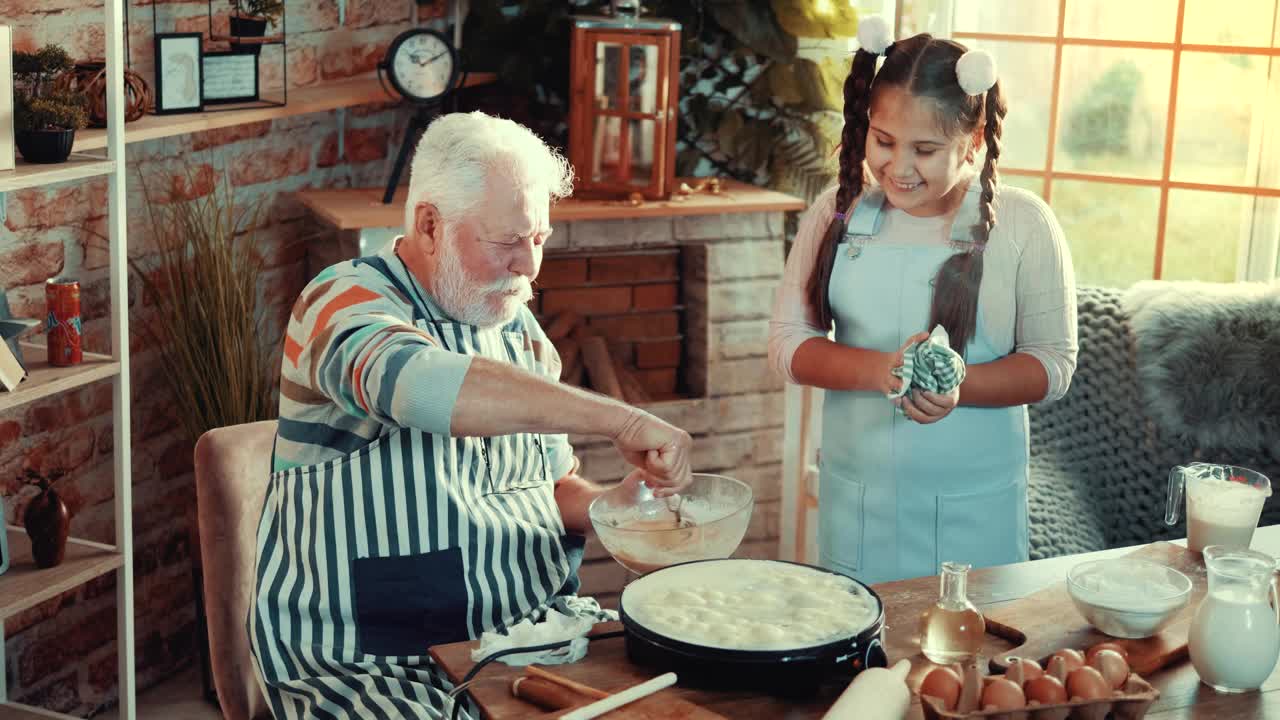 爷爷和孙女一起做煎饼视频素材