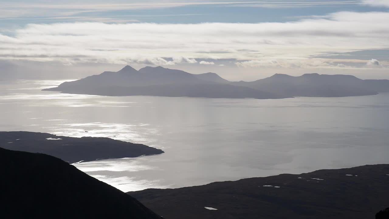 英国苏格兰斯凯岛库林山脊上的Sgurr Dearg俯瞰着朗姆岛。视频素材