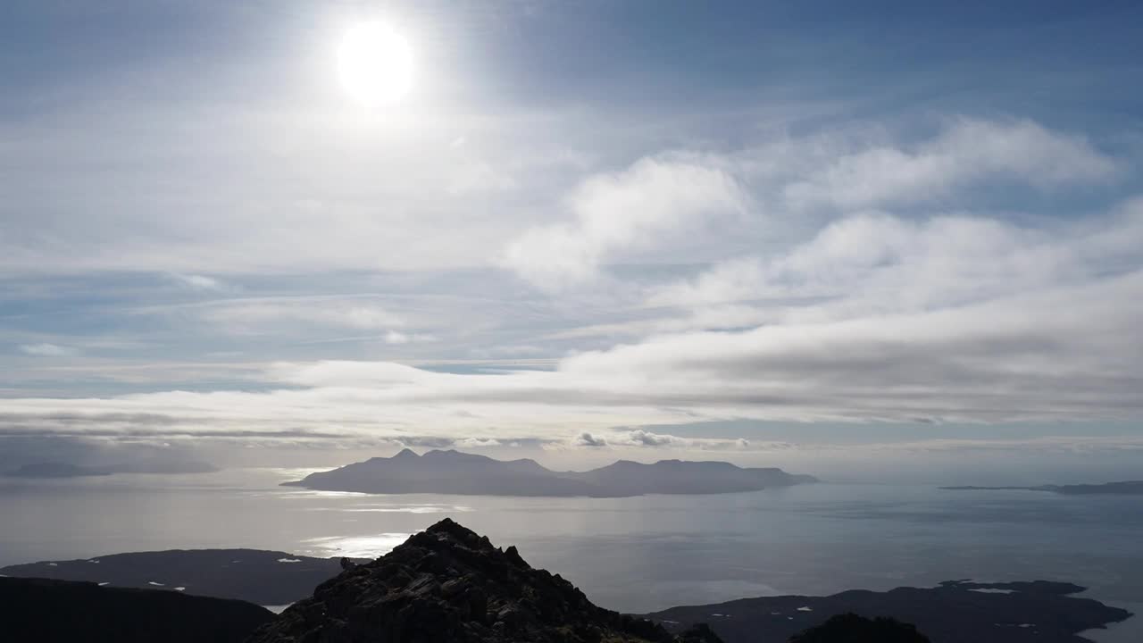 英国苏格兰斯凯岛库林山脊上的Sgurr Dearg俯瞰着朗姆岛。视频素材