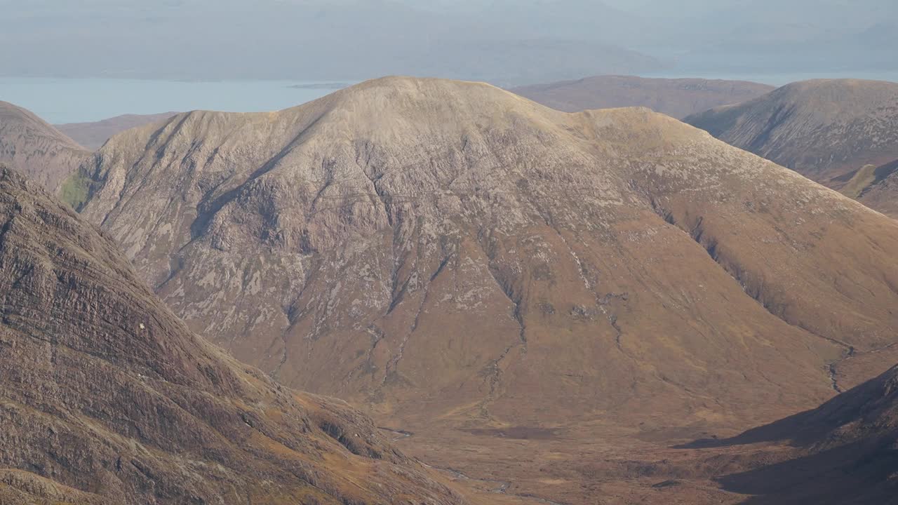 从Sgurr Dearg向英国苏格兰Skye岛Cuillin山脊的Ruadh Stac和Blaven望去。视频素材