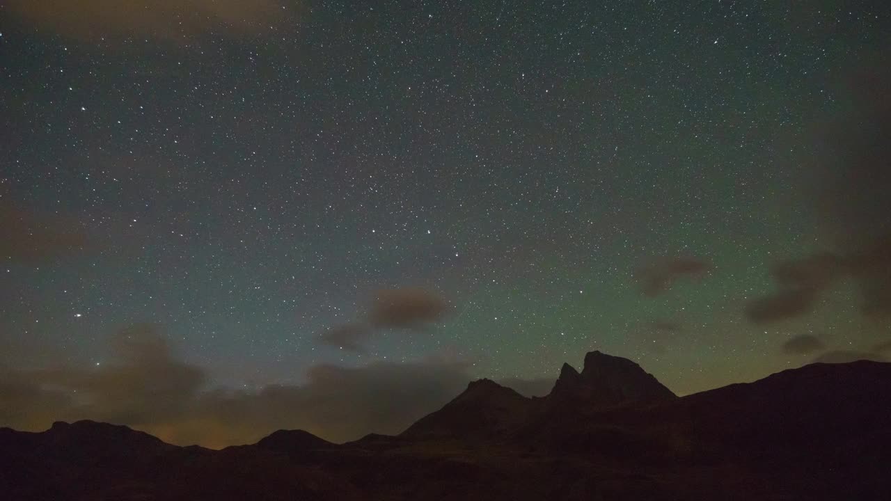 法国比利牛斯，北斗七星在山脉上移动，云朵出现，雷暴开始视频素材