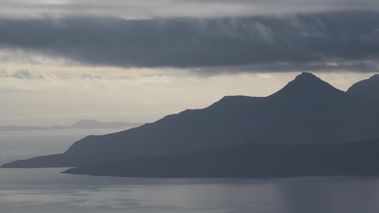 从英国苏格兰斯凯岛库林山脊的Sgurr Dearg俯瞰朗姆岛。视频素材