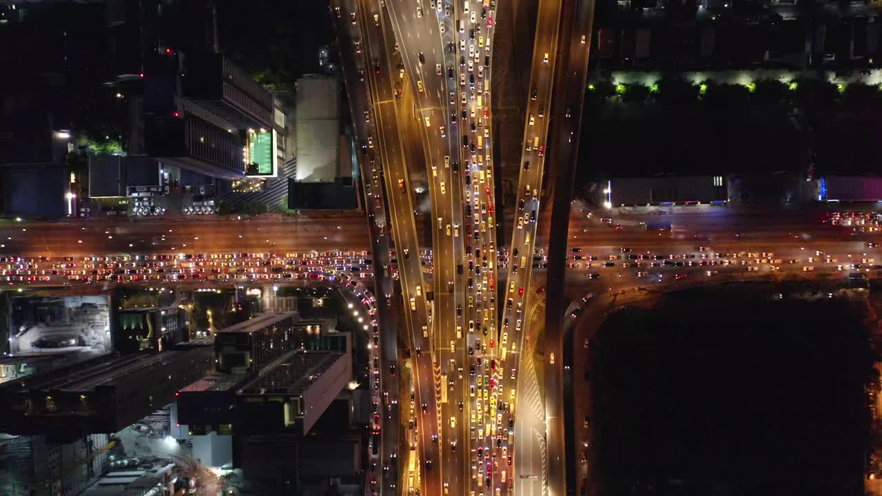 繁忙的高速公路大桥在晚上视频素材