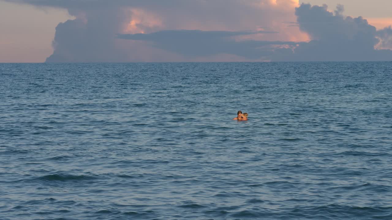 母女俩在海水里游泳视频素材