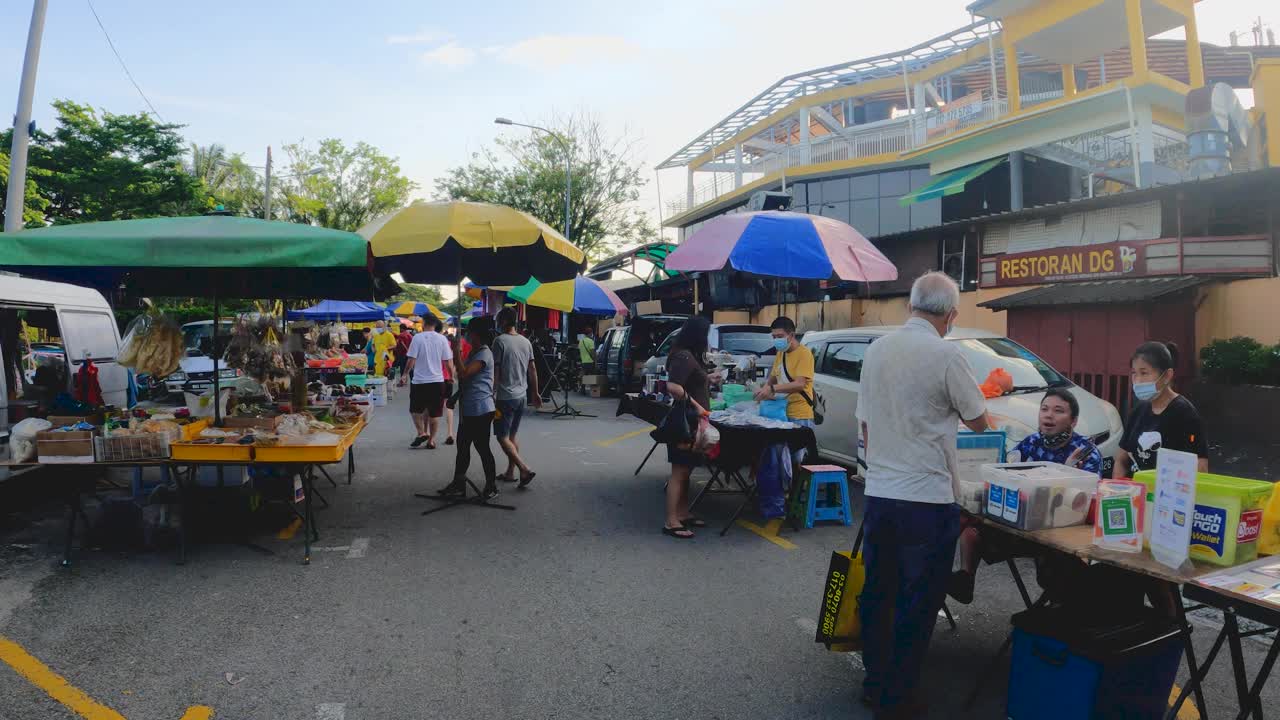 人们在户外街市购物视频素材